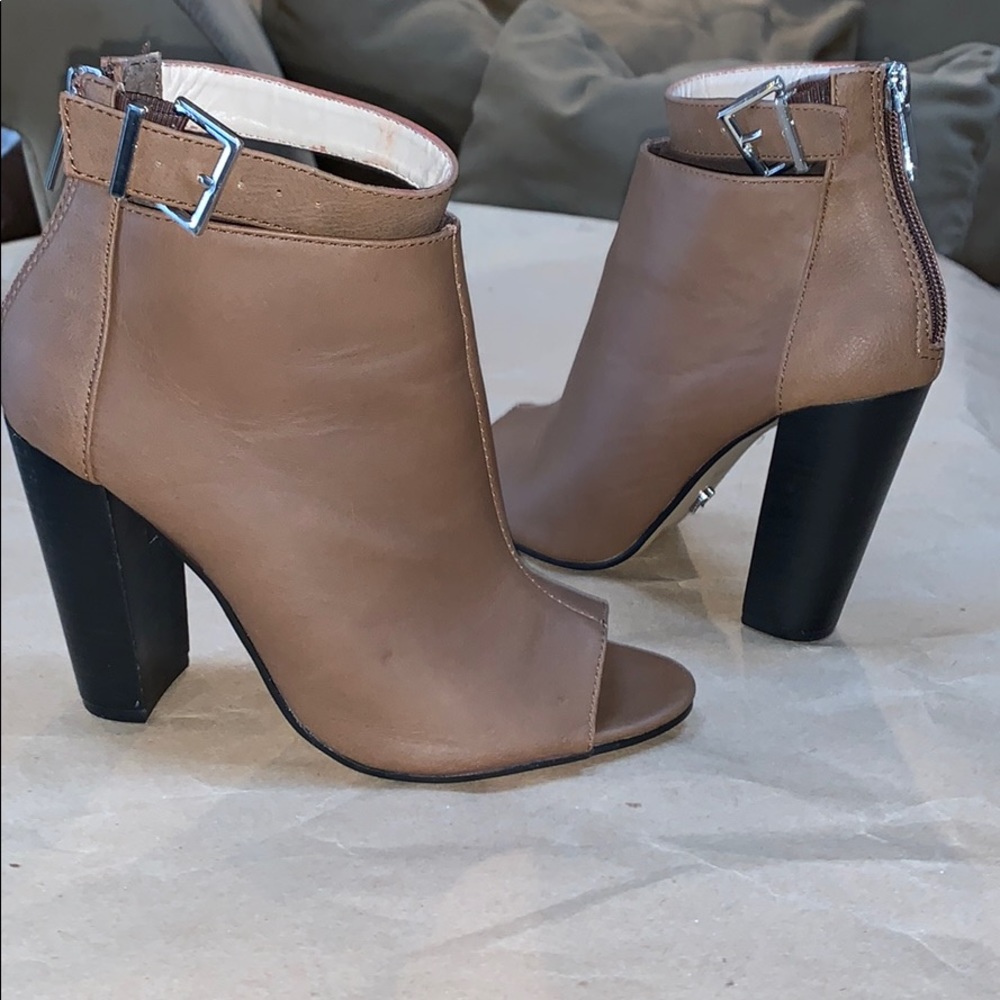 Women’s 6.5 peep toe boots.